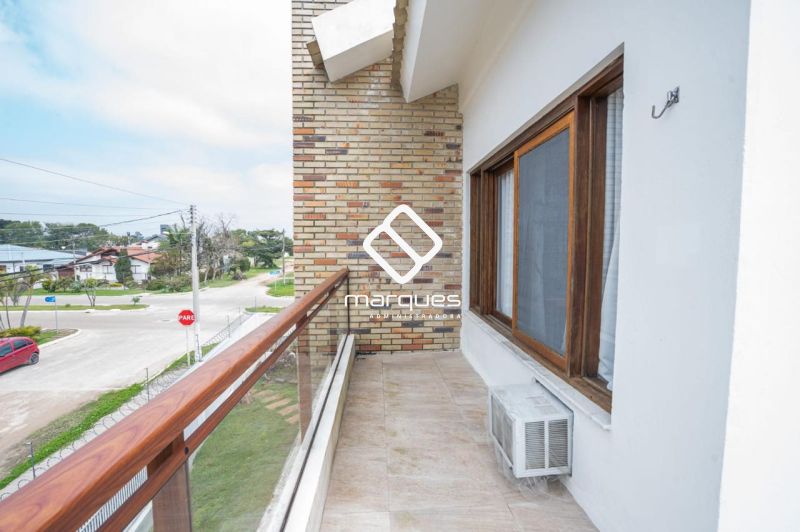 Casa com 5 quartos, 3 banheiros e 313m² à venda no bairro Laranjal, Pelotas