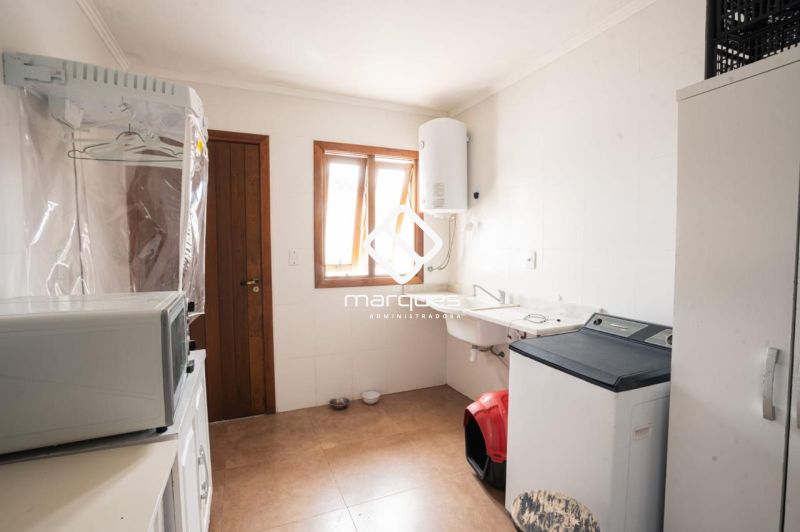 Casa com 5 quartos, 3 banheiros e 313m² à venda no bairro Laranjal, Pelotas