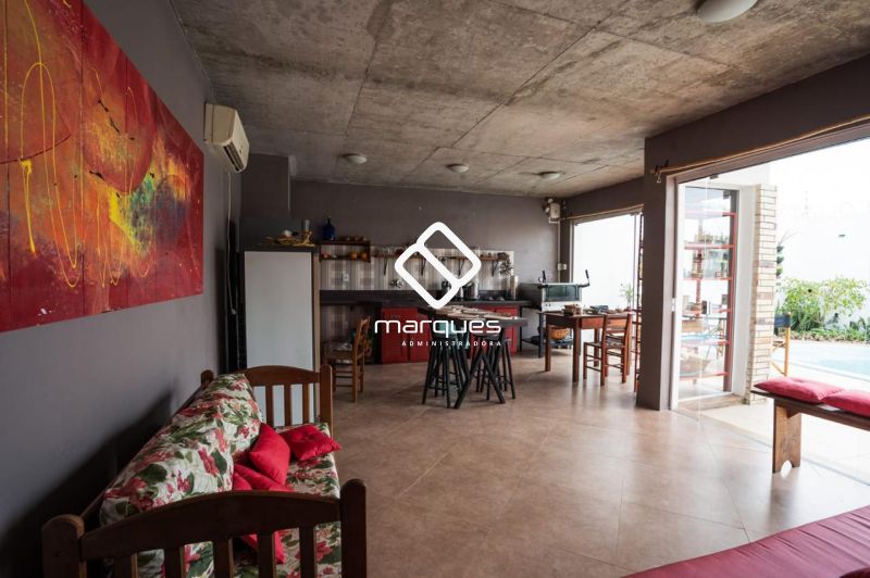 Casa com 5 quartos, 3 banheiros e 313m² à venda no bairro Laranjal, Pelotas