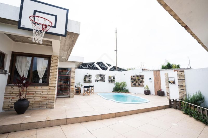 Casa com 5 quartos, 3 banheiros e 313m² à venda no bairro Laranjal, Pelotas
