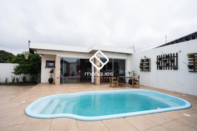 Casa com 5 quartos, 3 banheiros e 313m² à venda no bairro Laranjal, Pelotas