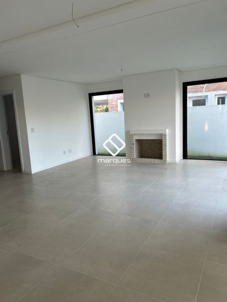 Casa com 3 quartos, 4 banheiros e 224m² à venda no bairro Laranjal, Pelotas