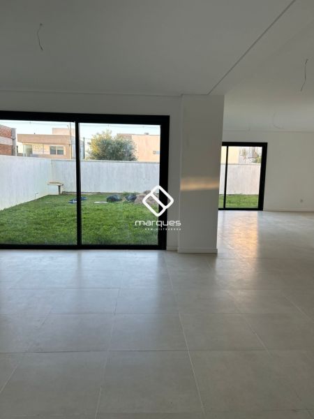 Casa com 3 quartos, 4 banheiros e 224m² à venda no bairro Laranjal, Pelotas