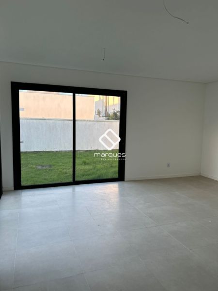 Casa com 3 quartos, 4 banheiros e 224m² à venda no bairro Laranjal, Pelotas