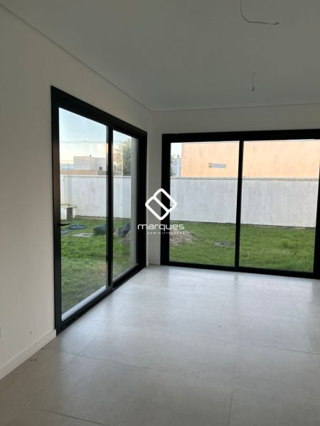 Casa com 3 quartos, 4 banheiros e 224m² à venda no bairro Laranjal, Pelotas