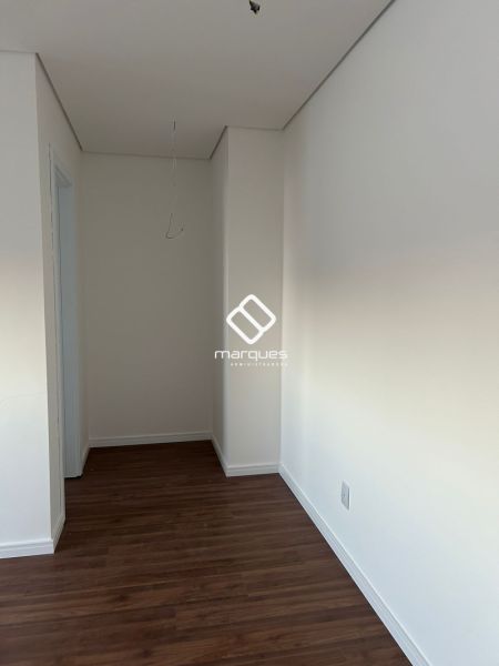 Casa com 3 quartos, 4 banheiros e 224m² à venda no bairro Laranjal, Pelotas