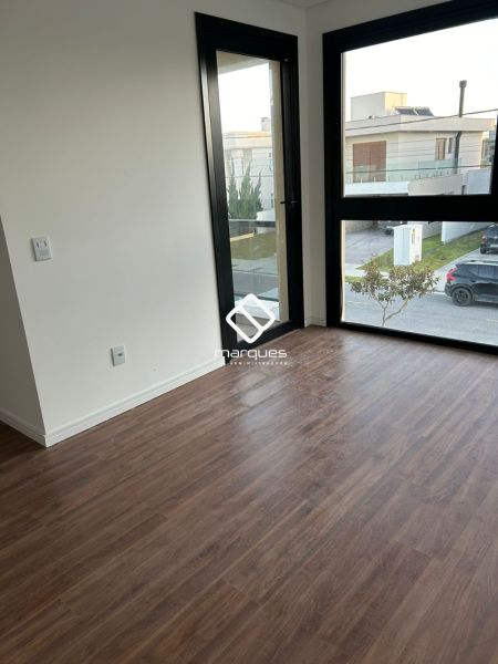 Casa com 3 quartos, 4 banheiros e 224m² à venda no bairro Laranjal, Pelotas