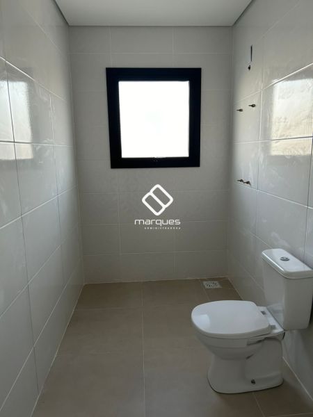 Casa com 3 quartos, 4 banheiros e 224m² à venda no bairro Laranjal, Pelotas