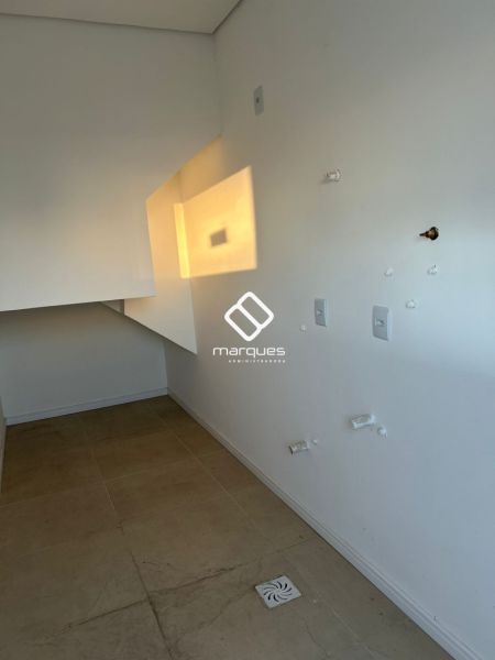 Casa com 3 quartos, 4 banheiros e 224m² à venda no bairro Laranjal, Pelotas