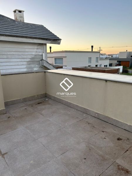 Casa com 3 quartos, 4 banheiros e 224m² à venda no bairro Laranjal, Pelotas