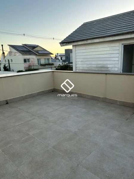 Casa com 3 quartos, 4 banheiros e 224m² à venda no bairro Laranjal, Pelotas