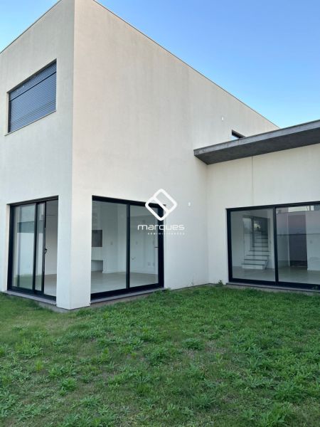 Casa com 3 quartos, 4 banheiros e 224m² à venda no bairro Laranjal, Pelotas