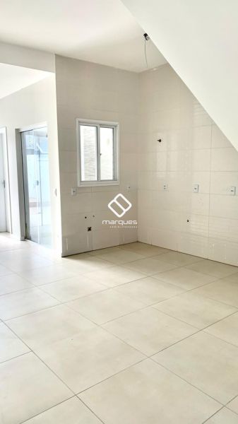 Sobrado com 3 quartos, 2 banheiros e 130m² à venda no bairro Laranjal, Pelotas