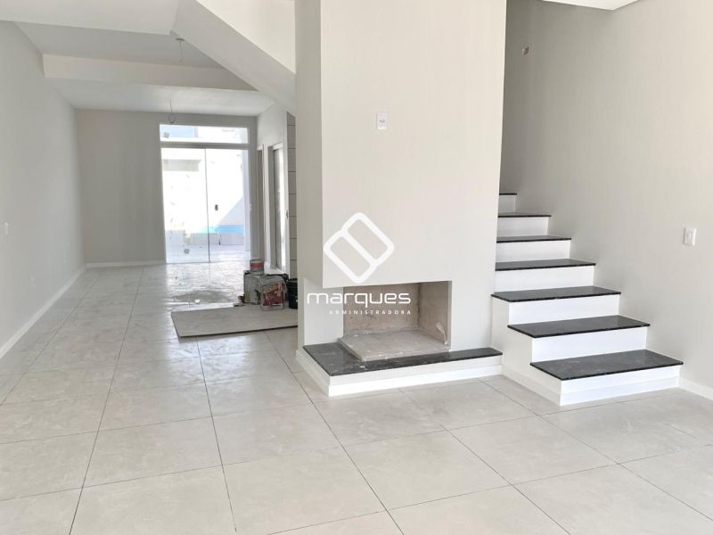 Sobrado com 3 quartos, 2 banheiros e 130m² à venda no bairro Laranjal, Pelotas