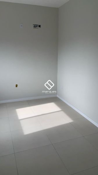 Sobrado com 3 quartos, 2 banheiros e 130m² à venda no bairro Laranjal, Pelotas