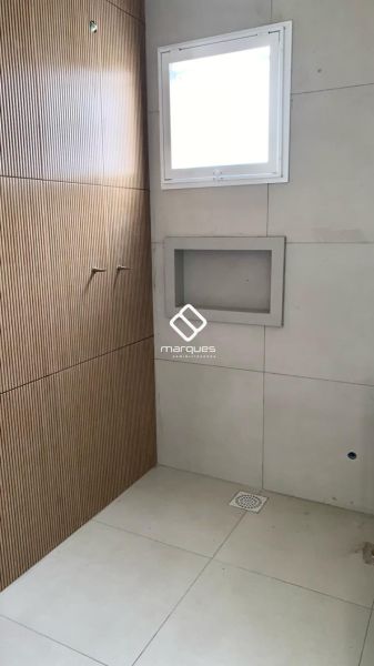 Sobrado com 3 quartos, 2 banheiros e 130m² à venda no bairro Laranjal, Pelotas