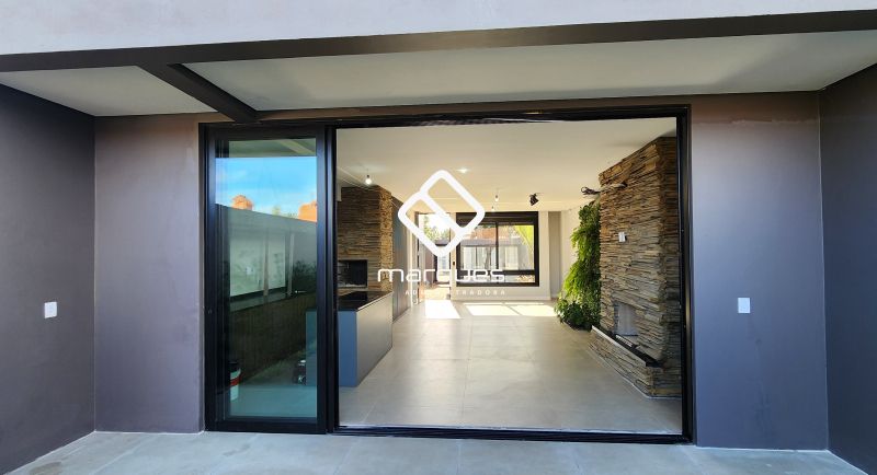 Casa com 3 quartos, 2 banheiros e 195m² à venda no bairro Recanto de Portugal, Pelotas