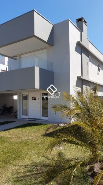 Casa com 3 quartos, 4 banheiros e 249m² à venda no bairro Laranjal, Pelotas