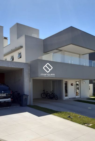 Casa com 3 quartos, 4 banheiros e 249m² à venda no bairro Laranjal, Pelotas