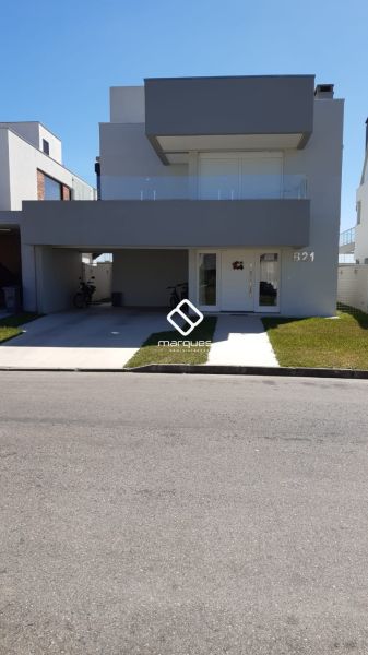Casa com 3 quartos, 4 banheiros e 249m² à venda no bairro Laranjal, Pelotas