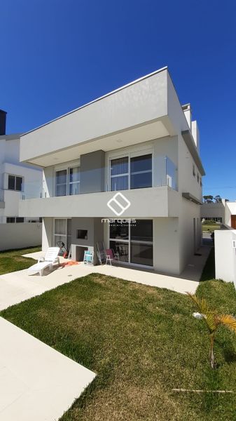 Casa com 3 quartos, 4 banheiros e 249m² à venda no bairro Laranjal, Pelotas