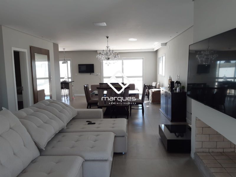 Casa com 3 quartos, 4 banheiros e 249m² à venda no bairro Laranjal, Pelotas