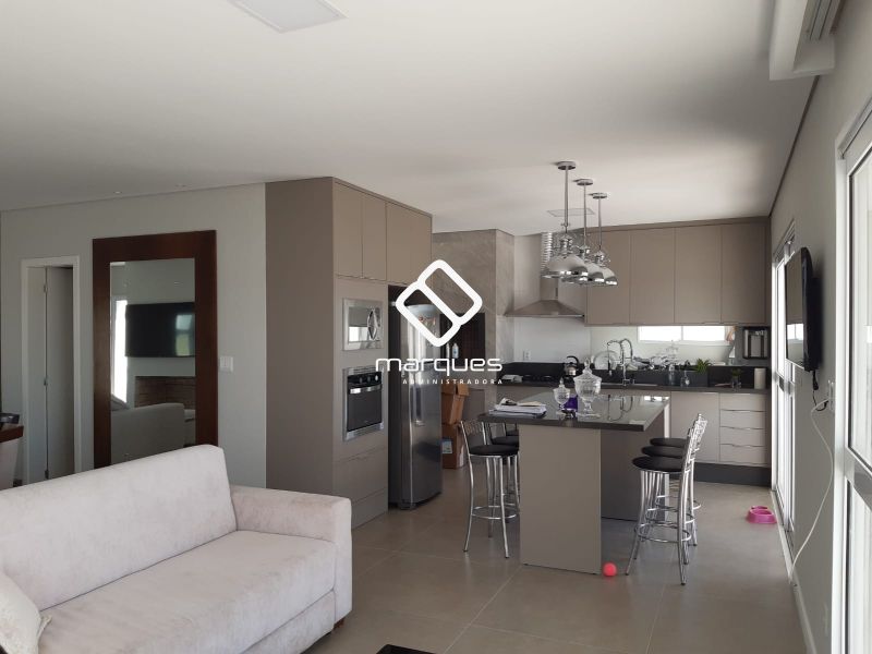 Casa com 3 quartos, 4 banheiros e 249m² à venda no bairro Laranjal, Pelotas