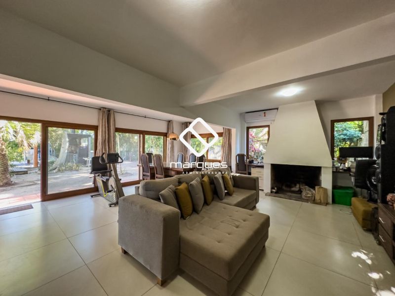 Casa com 2 quartos, 2 banheiros e 160m² à venda no bairro Laranjal, Pelotas