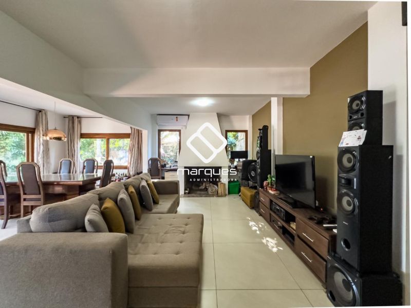 Casa com 2 quartos, 2 banheiros e 160m² à venda no bairro Laranjal, Pelotas