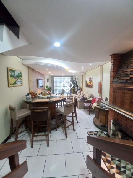 Sobrado com 2 quartos, 2 banheiros e 160m² à venda no bairro Fragata, Pelotas