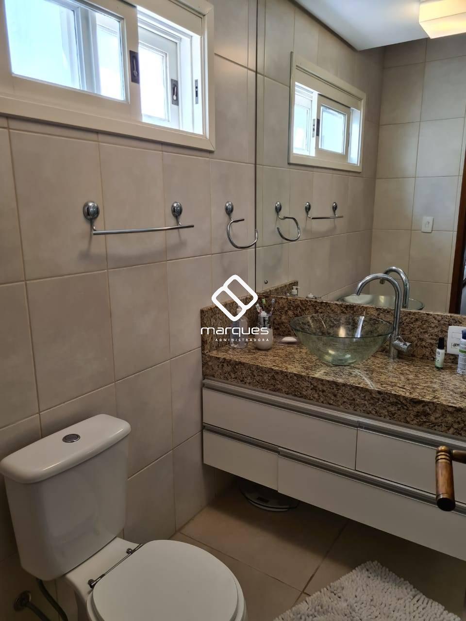 Sobrado com 3 quartos, 2 banheiros e 225m² à venda no bairro Três Vendas, Pelotas