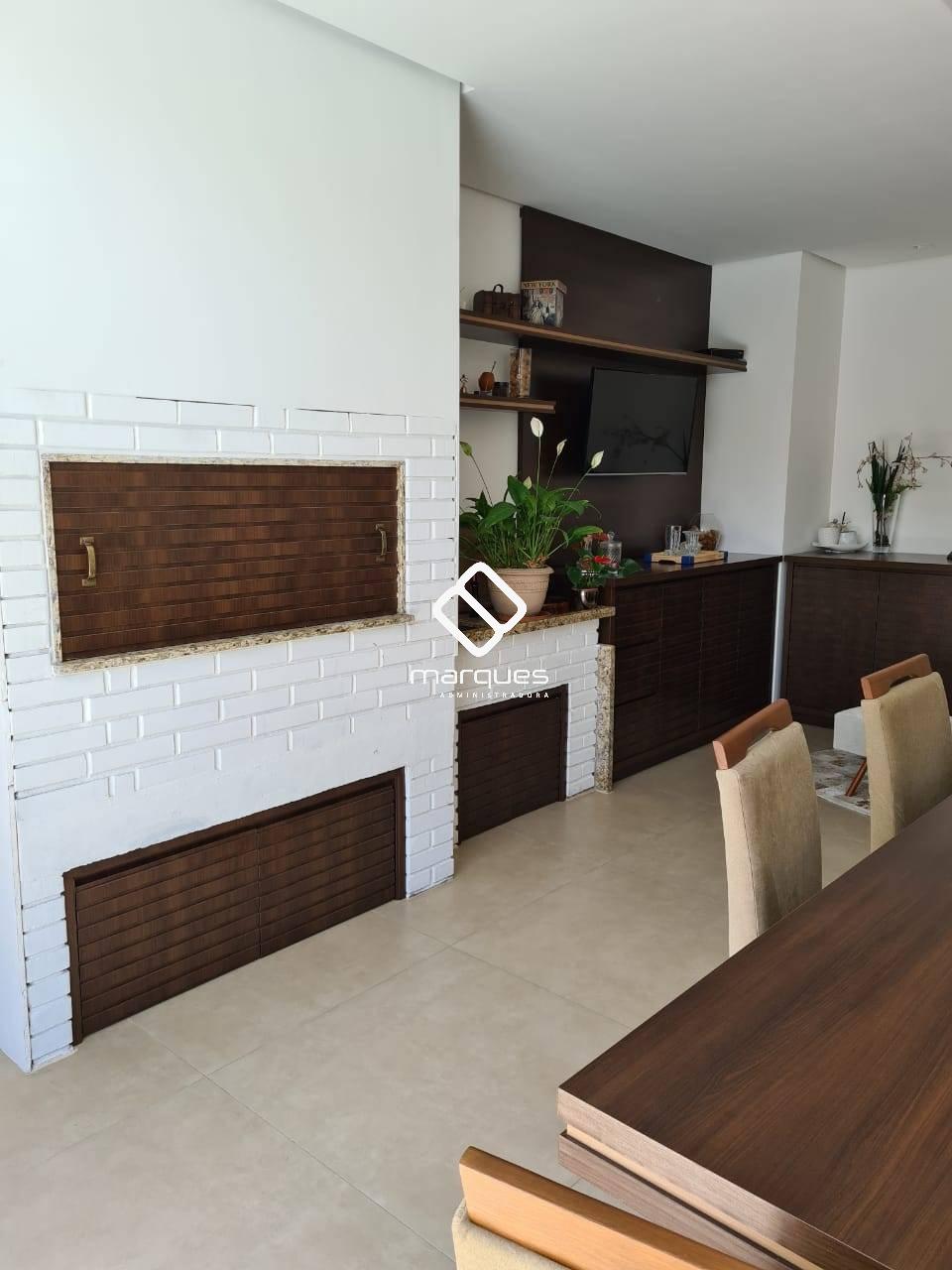 Sobrado com 3 quartos, 2 banheiros e 225m² à venda no bairro Três Vendas, Pelotas