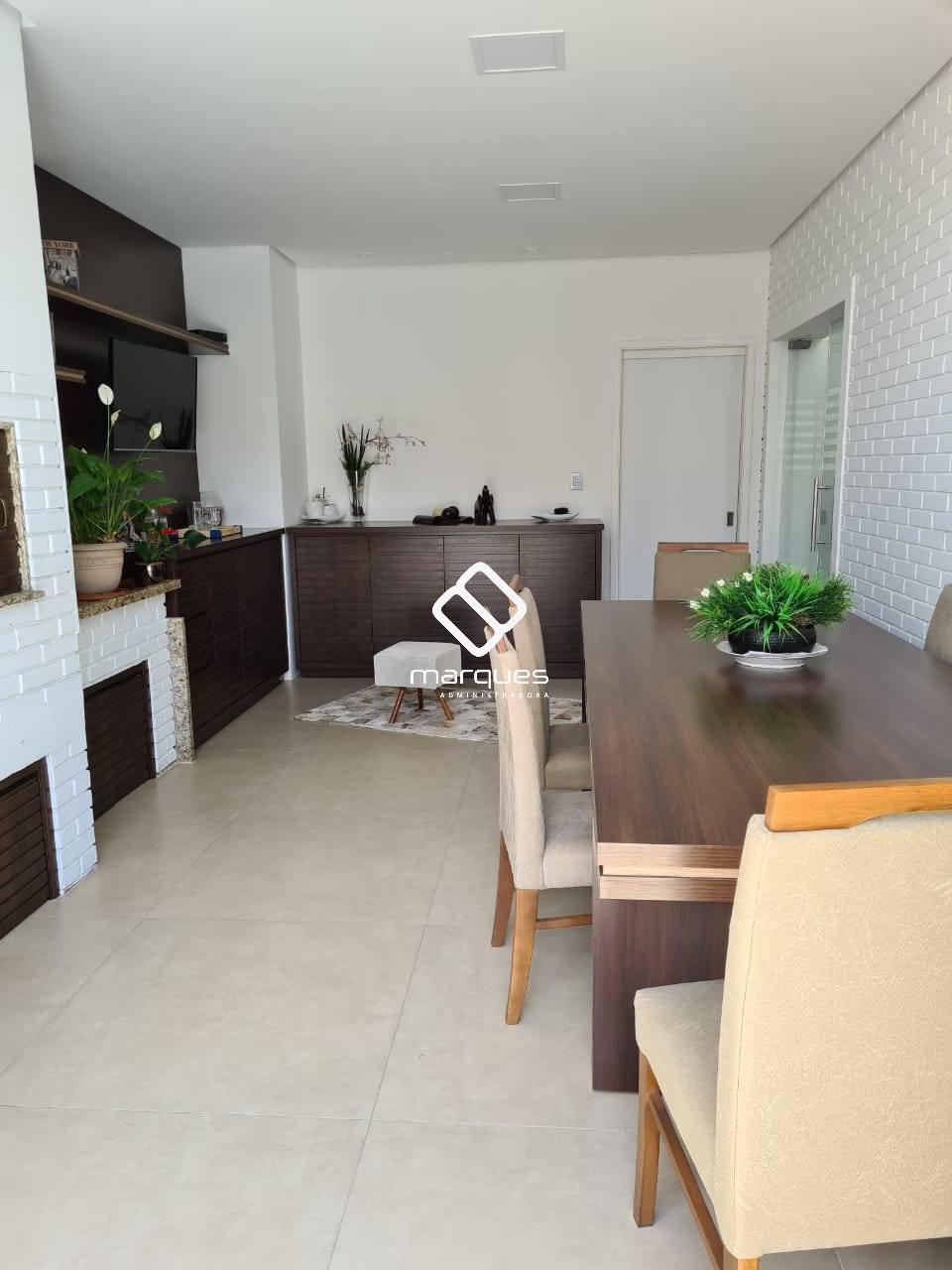Sobrado com 3 quartos, 2 banheiros e 225m² à venda no bairro Três Vendas, Pelotas