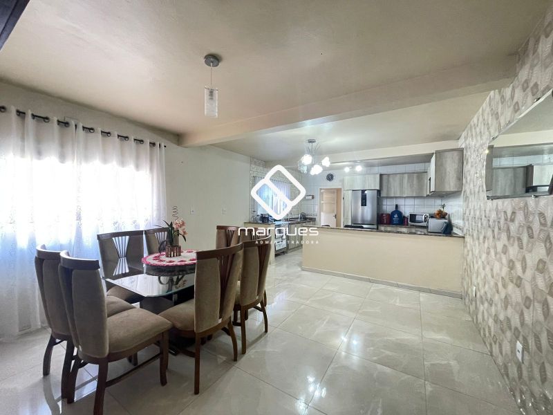 Casa com 3 quartos, 2 banheiros e 193m² à venda no bairro Três Vendas, Pelotas