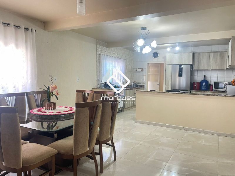 Casa com 3 quartos, 2 banheiros e 193m² à venda no bairro Três Vendas, Pelotas