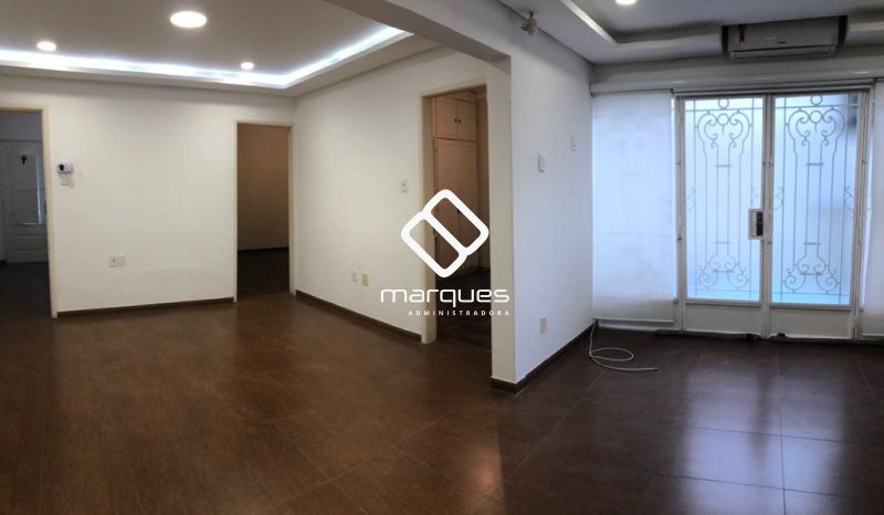 Casa com 3 quartos, 2 banheiros e 165m² à venda no bairro Centro, Pelotas