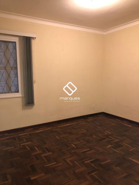 Casa com 3 quartos, 2 banheiros e 165m² à venda no bairro Centro, Pelotas