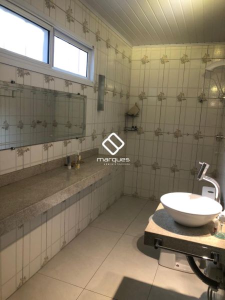 Casa com 3 quartos, 2 banheiros e 165m² à venda no bairro Centro, Pelotas