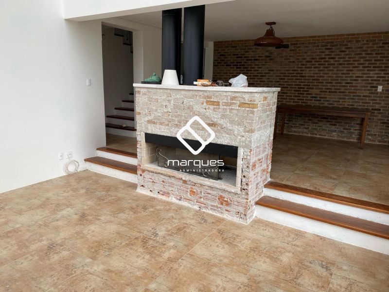Casa com 3 quartos, 2 banheiros e 279m² à venda no bairro Laranjal, Pelotas