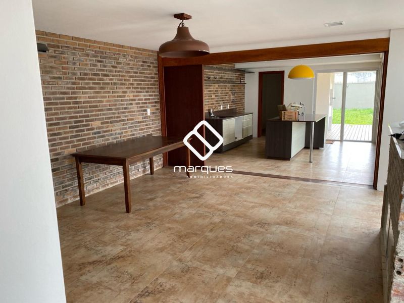 Casa com 3 quartos, 2 banheiros e 279m² à venda no bairro Laranjal, Pelotas