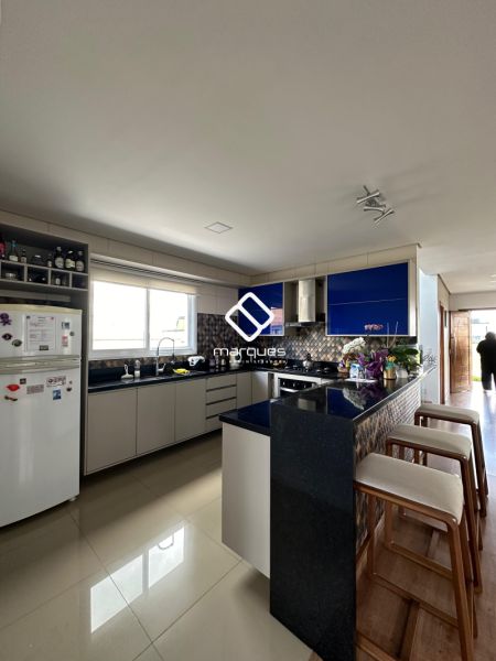 Casa com 3 quartos, 3 banheiros e 226m² à venda no bairro Laranjal, Pelotas