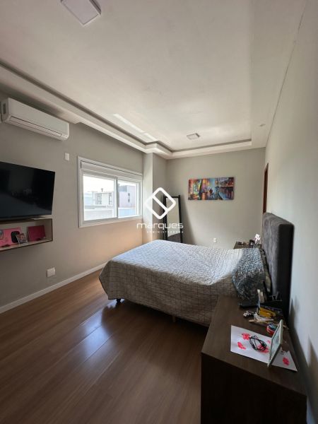 Casa com 3 quartos, 3 banheiros e 226m² à venda no bairro Laranjal, Pelotas