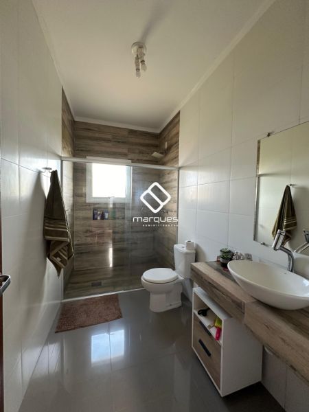 Casa com 3 quartos, 3 banheiros e 226m² à venda no bairro Laranjal, Pelotas