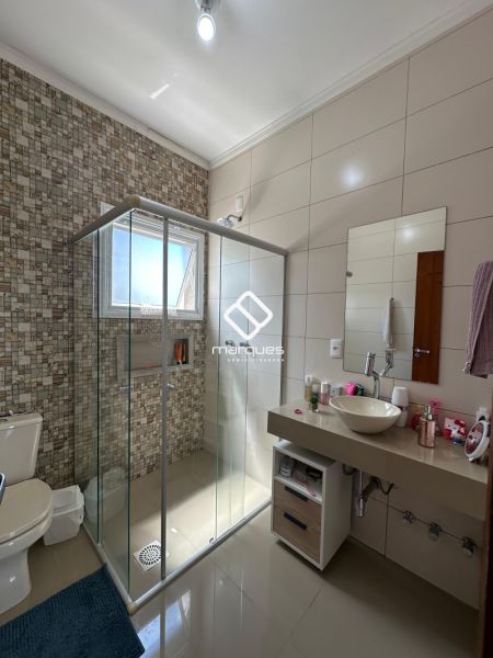 Casa com 3 quartos, 3 banheiros e 226m² à venda no bairro Laranjal, Pelotas