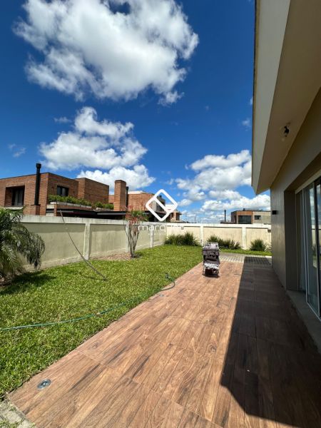 Casa com 3 quartos, 3 banheiros e 226m² à venda no bairro Laranjal, Pelotas