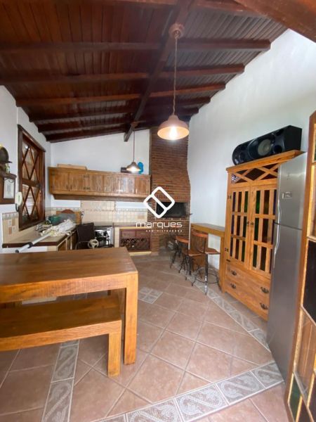 Casa com 3 quartos, 3 banheiros e 330m² à venda no bairro Colina do Sol, Pelotas