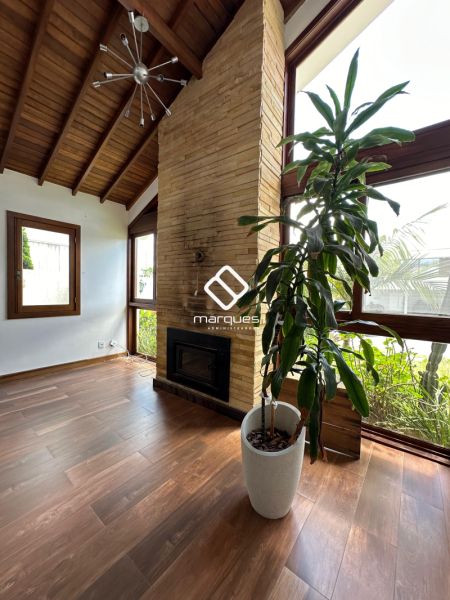 Casa com 4 quartos, 4 banheiros e 250m² à venda no bairro Laranjal, Pelotas