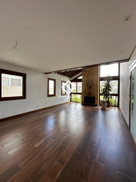 Casa com 4 quartos, 4 banheiros e 250m² à venda no bairro Laranjal, Pelotas