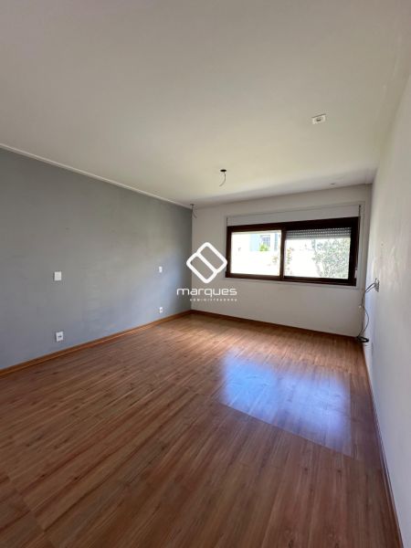 Casa com 4 quartos, 4 banheiros e 250m² à venda no bairro Laranjal, Pelotas