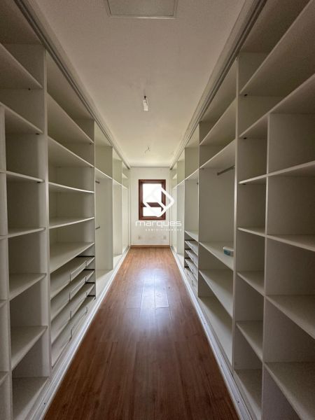 Casa com 4 quartos, 4 banheiros e 250m² à venda no bairro Laranjal, Pelotas